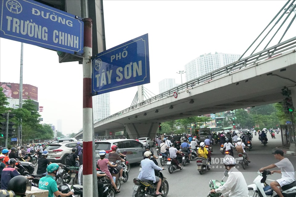Mật độ người và phương tiện tham gia giao thông trên các tuyến đường đường Láng, Tây Sơn, Nguyễn Trãi và Trường Chinh khá đông đúc.