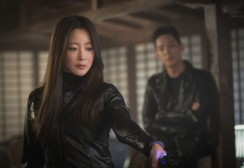Kim Hee Sun tự làm khó mình khi đảm nhận 2 vai (Ảnh: Cắt từ phim).