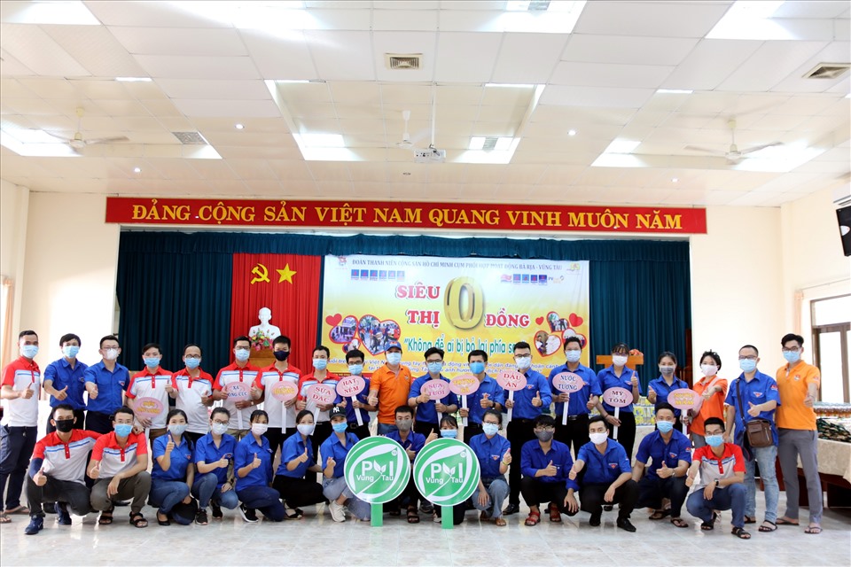 Đông đảo các bạn trẻ PV GAS Cụm BR-VT tham gia phục vụ và ủng hộ chương trình “Siêu thị 0 đồng”.