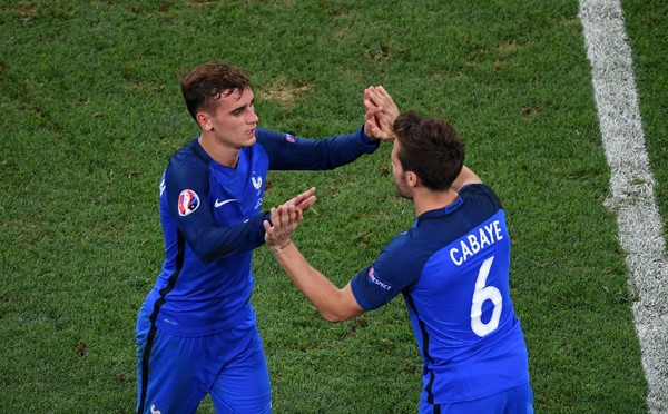 Yohan Cabaye vào sân thay Antoine Griezmann ở trận bán kết EURO 2016 giữa Pháp  và Đức. Ảnh: Zimbio.