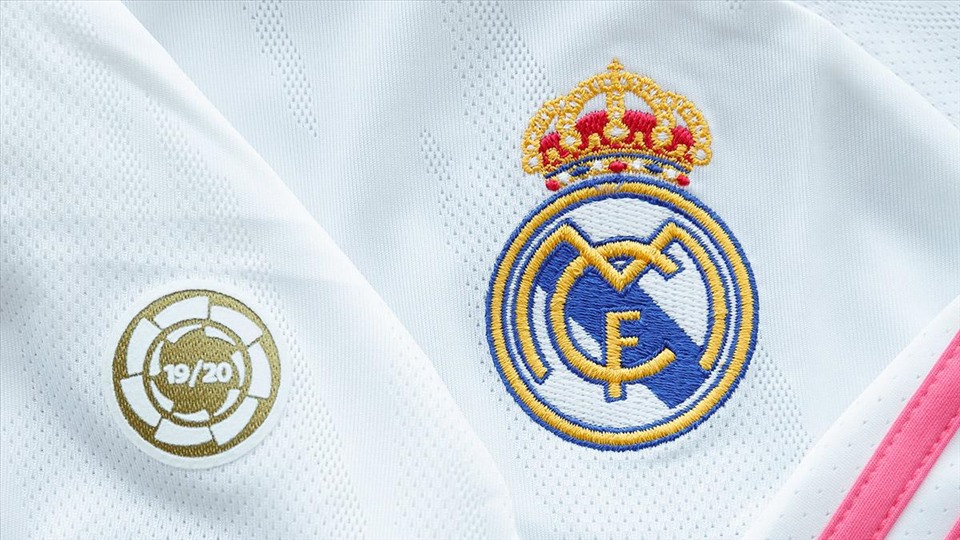 Lần đầu tiên Real Madrid mang logo dành cho nhà vô địch. Ảnh: Realmadrid