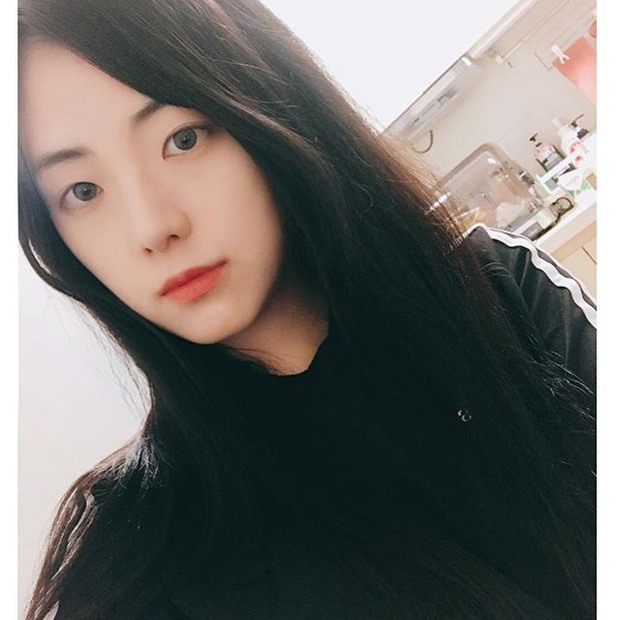 Chị gái Ji Soo tên là Kim Ji Yoon, năm nay tròn 30 tuổi. Sở hữu nhan sắc thu hút nhưng cô không gia nhập ngành giải trí như em gái. Ảnh: Knet