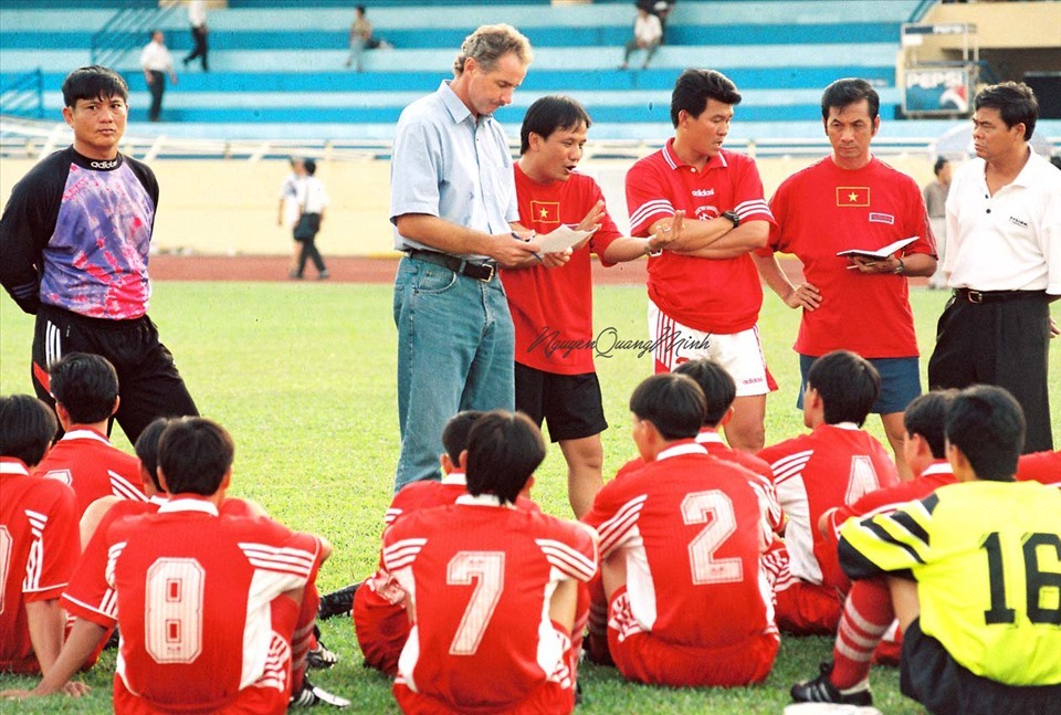 Ông Vũ Tiến Thành (quần đùi trắng) là trợ lý thân cận với huấn luyện viên Alfred Riedl trong chừng 4 năm. Ảnh: Quang Minh.