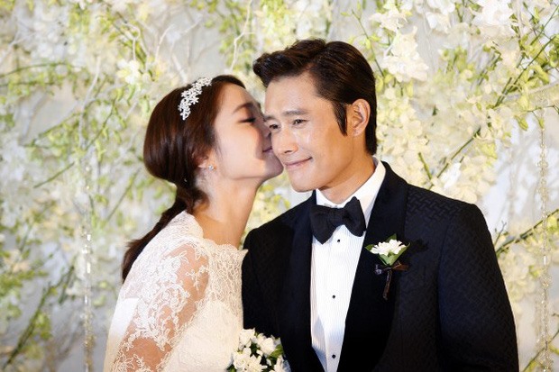 Lee Byung Hun và vợ trong đám cưới “thế kỷ“ (Ảnh: Chụp màn hình).