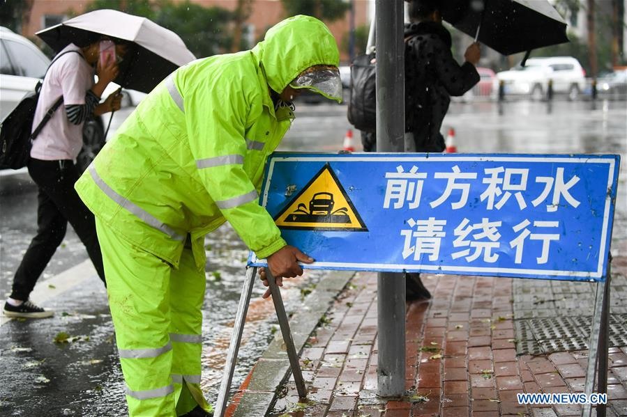 Đặt biển cảnh báo đường ngập nước ở tỉnh Cát Lâm. Ảnh: Tân Hoa Xã