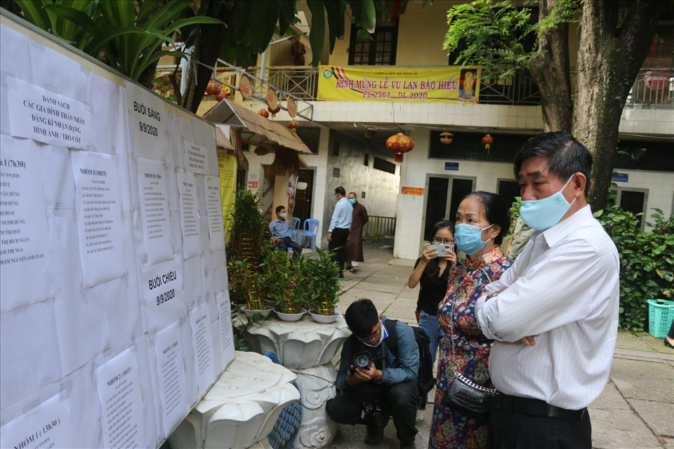 Người dân theo dõi bảng thông báo của chùa Kỳ Quang 2. Ảnh: Anh Tú