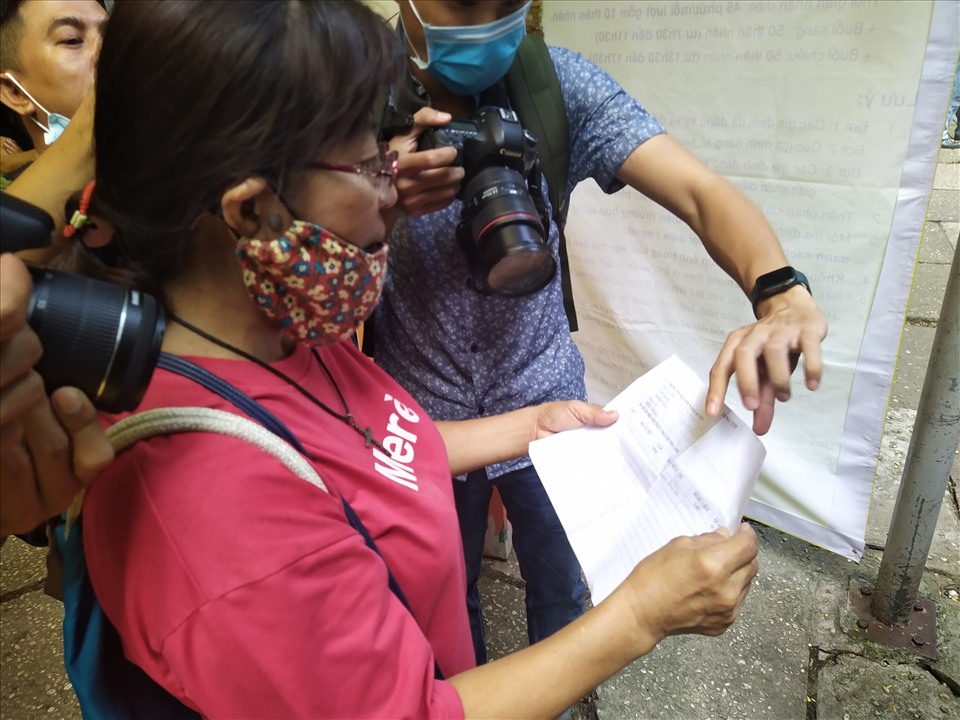 Bà Võ Thị Bích Ngân (ngụ quận 1, TPHCM) chia sẻ quá trình tìm kiếm tro cốt thân nhân với phóng viên. Ảnh: Anh Tú