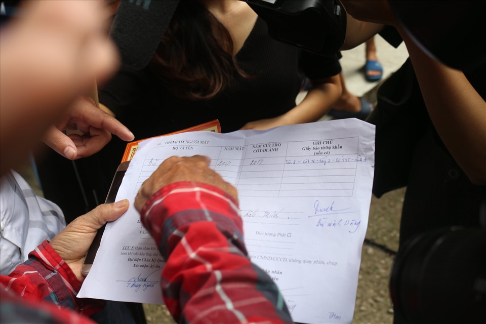 Sau khi đã thực hiện sự nhận dạng, người dân sẽ điền nguyện vọng vào phiếu thông tin, ký tên và gửi lại 1 bản cho chùa và gia đình giữ 1 bản.