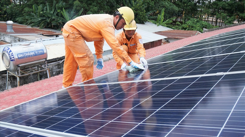 Nhân viên Tổng Công ty Điện lực miền Nam lắp đặt hệ thống điện mặt trời mái nhà. Ảnh Đức Long