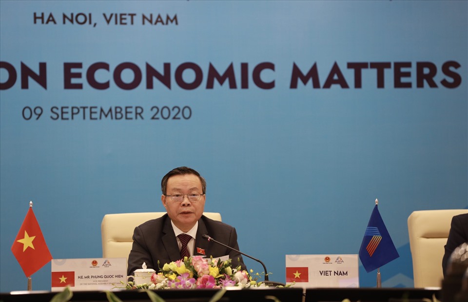 Phó Chủ tịch Phùng Quốc Hiển phát biểu chào mừng phiên họp của Uỷ ban Kinh tế. Ảnh Hải Nguyễn