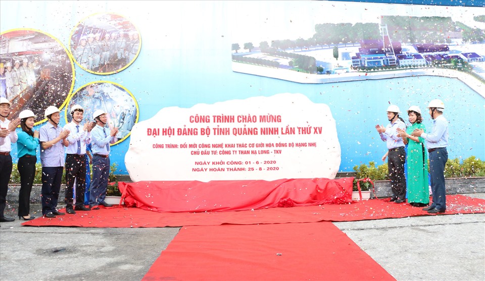 Lãnh đạo tỉnh Quảng Ninh và Tập đoàn Công nghiệp Than- Khoáng sản Việt Nam gắn biển chào mừng Đại hội tỉnh Đảng bộ lần thứ XV (nhiệm kỳ 2021-2025) tại Cty than Hạ Long. Ảnh: P. Tăng