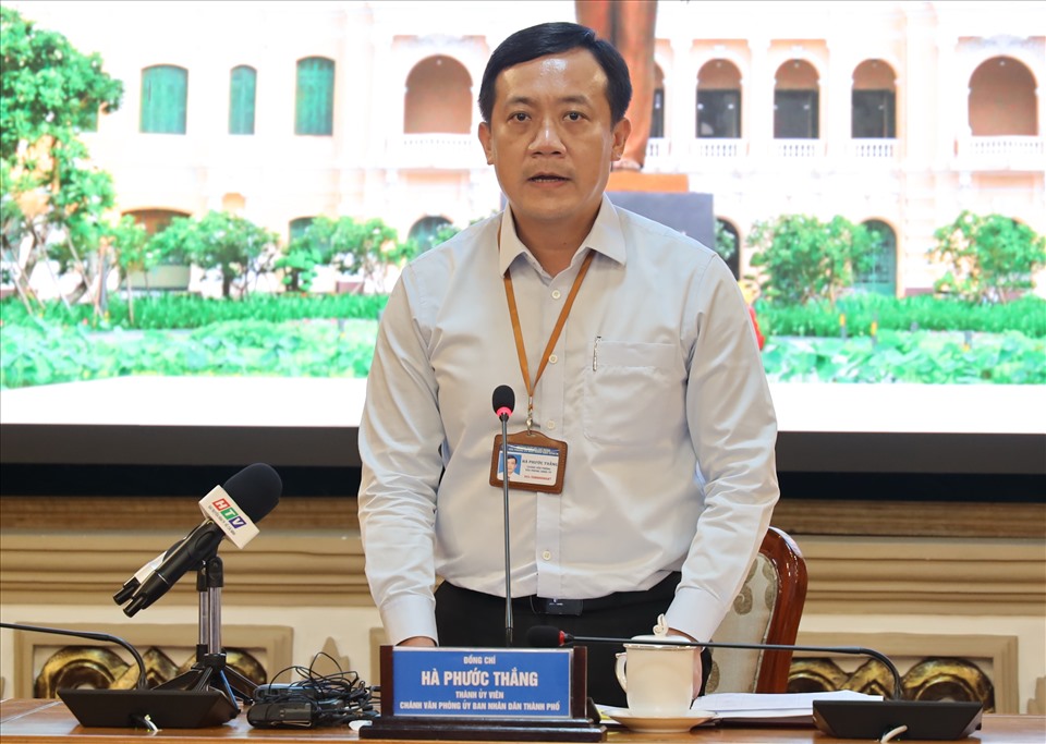 Chánh văn phòng UBND TPHCM Hà Phước Thắng trả lời họp báo.   Ảnh: Trung tâm báo chí TPHCM