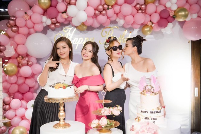 Hội chị em thân thiết của showbiz hội ngộ trong tiệc sinh nhật của Quỳnh Nga.