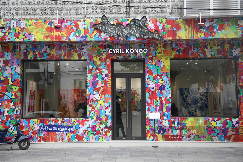 Phòng tranh đầu tiên trong sự nghiệp của huyền thoại graffiti - Cyril Kongo - nằm ở góc phố Tràng Tiền của Hà Nội. Nơi này trưng bày các tác phẩm nghệ thuật tiêu biểu trong sự nghiệp của ông.