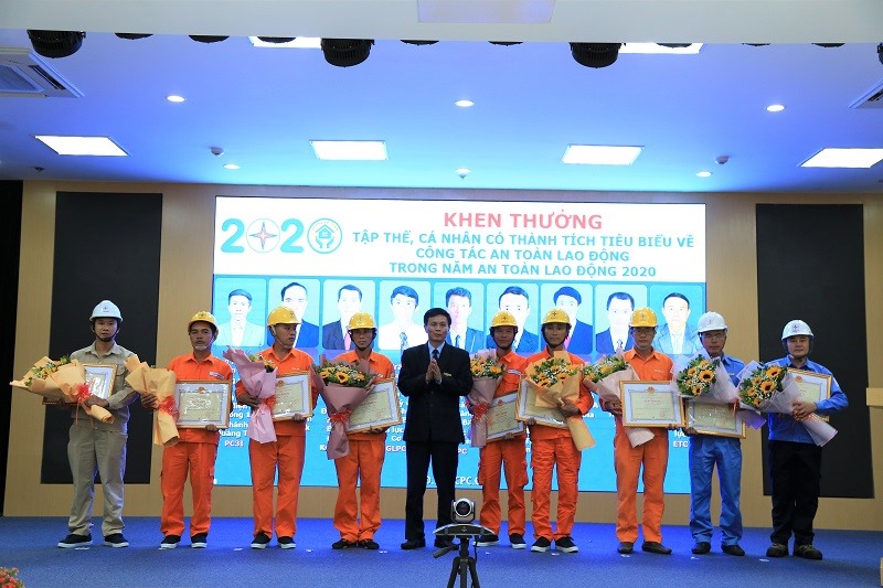 Tổng giám đốc EVNCPC Ngô Tấn Cư và Chủ tịch Công đoàn Phạm Quốc Khánh trao thưởng cho các cá nhân có thành tích xuất sắc trong công tác ATLĐ