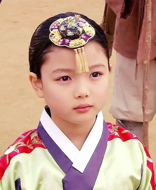 Được biết, ngay từ khi mới 5 tuổi, Kim Yoo Jung đã tham gia đóng phim với tác phẩm “Freezing Point“. Ảnh cắt phim.