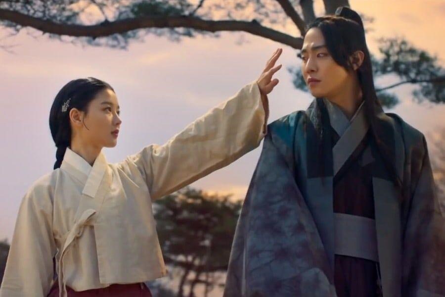 Được biết, phim truyền hình lịch sử giả tưởng mới “Red Sky” do cô và Ahn Hyo Seop  đóng chính cũng đã hé lộ những cảnh quay đầu tiên. Đây là dự án được kỳ vọng sẽ lấy lại tên tuổi cho “em gái quốc dân“. Ảnh cắt clip.