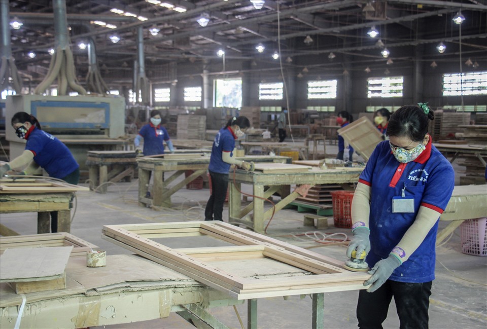 Người lao động đang làm việc tại một công ty ở tỉnh Bình Định. Ảnh: N.T