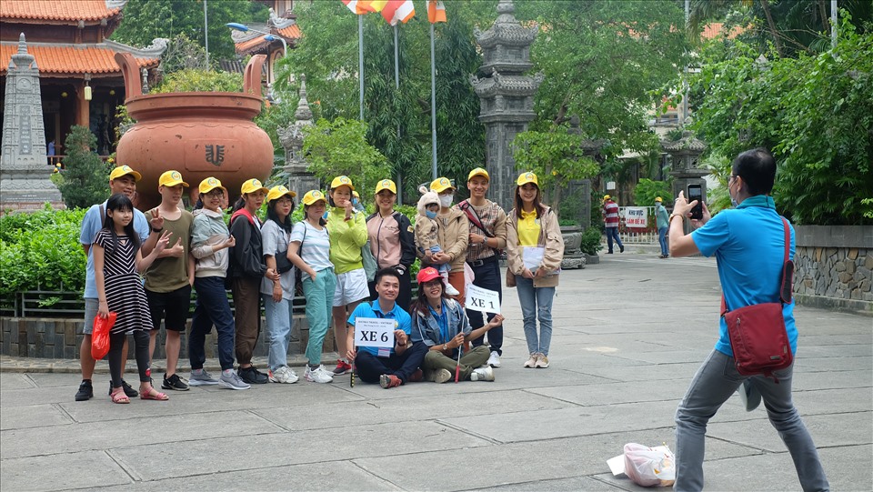Hàng trăm du khách ở TP HCM đến chùa Long Sơn tham quan trong sáng 1.1. Ảnh: Nhiệt Băng
