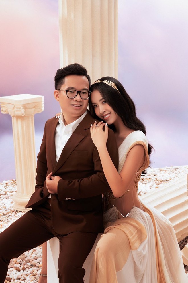 Với phong cách ảnh cưới Hàn Quốc, cặp đôi chọn trang phục tối giản màu gỗ mang lại cảm giác ấm áp cũng nhưng không kém phần tinh tế, thanh lịch.