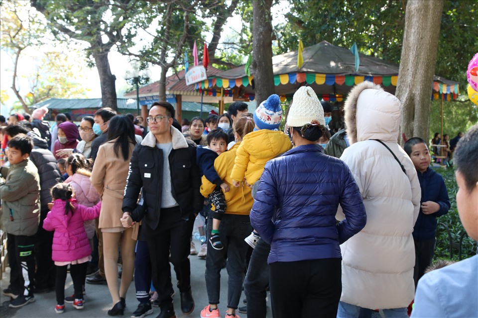 Gần trưa, dòng người đổ về công viên mỗi lúc một đông hơn. Không chỉ các gia đình ở Hà Nội, mà ở các tỉnh lân cận cũng lựa chọn vườn thú là địa điểm vui chơi cho con em mình nhân dịp nghỉ lễ.