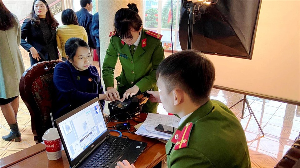 Thực hiện việc cấp căn cước công dân gắn chíp điện tử cho các cán bộ, công nhân viên chức của một số sở ngành của tỉnh Thanh Hóa. Ảnh: CATH