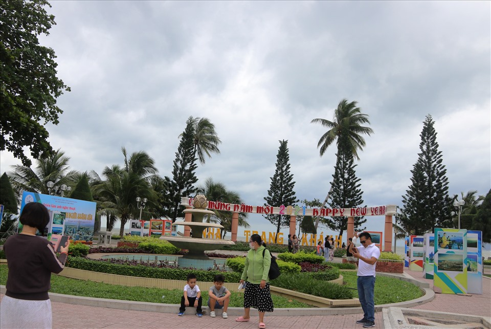 Điểm đài phun nước công viên bờ biển Nha Trang nhiều gia đình đã chọn để lưu lại những bức ảnh chào năm mới. Ảnh: Phương Linh