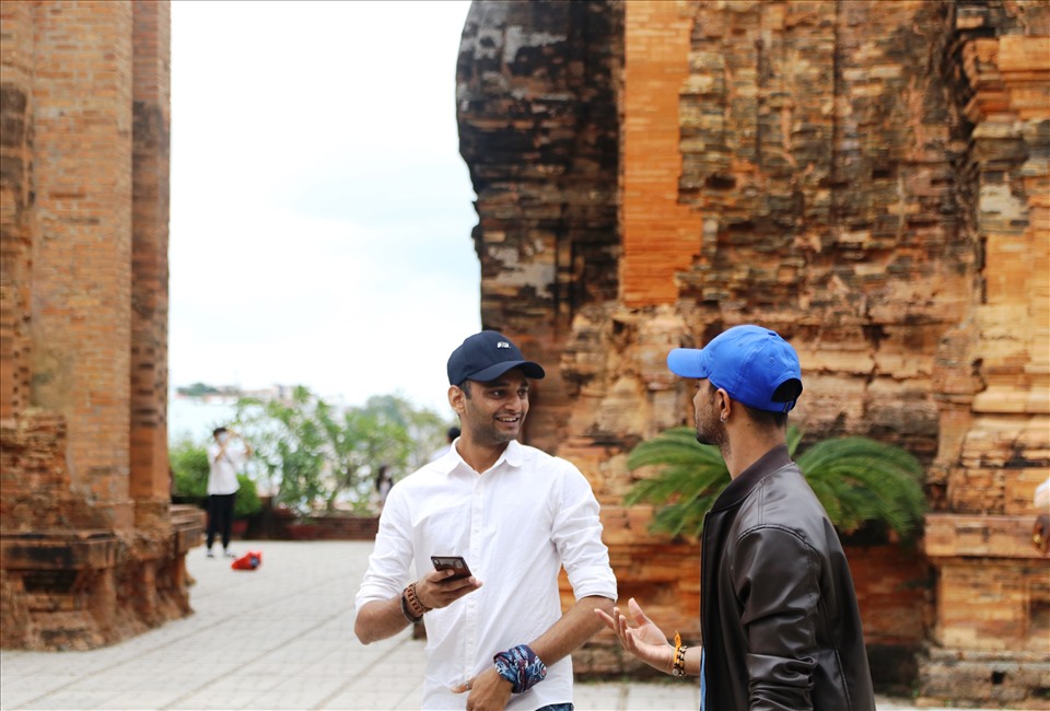 Hai du khách đến từ Ấn Độ đang làm việc tại Việt Nam chọn Tháp bà Ponagar là điểm thăm quan đầu tiên ngày đầu năm mới trong kỳ nghỉ Tết tại Nha Trang. Ảnh: Phương Linh