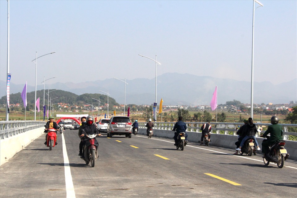 Người dân 2 địa phương bắt đầu lưu thông qua lại trên cầu Triều (thị xã Đông Triều- Quảng Ninh) ngay sau lễ thông xe. Ảnh: Thu Chung