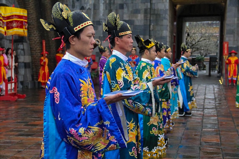 Lịch được tiến vào Hoàng Cung để cho Hoàng gia dùng, lịch được phát cho các quan ở Kinh Thành, ở các địa phương và phân phát lại trong dân chúng sử dụng.