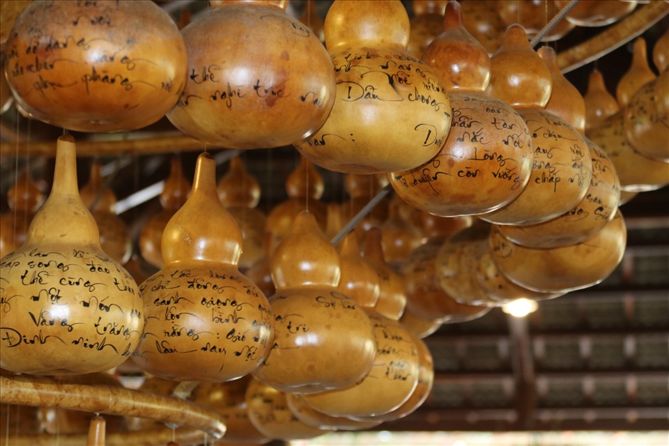 Mô hình quả bầu hồ lô lớn nhất được kết nối từ 542 quả nhỏ viết tay tác phẩm Truyện Kiều bằng thư pháp Việt- Thuộc về bà Nguyễn Thị Kim Thoa (Khánh Hòa).
