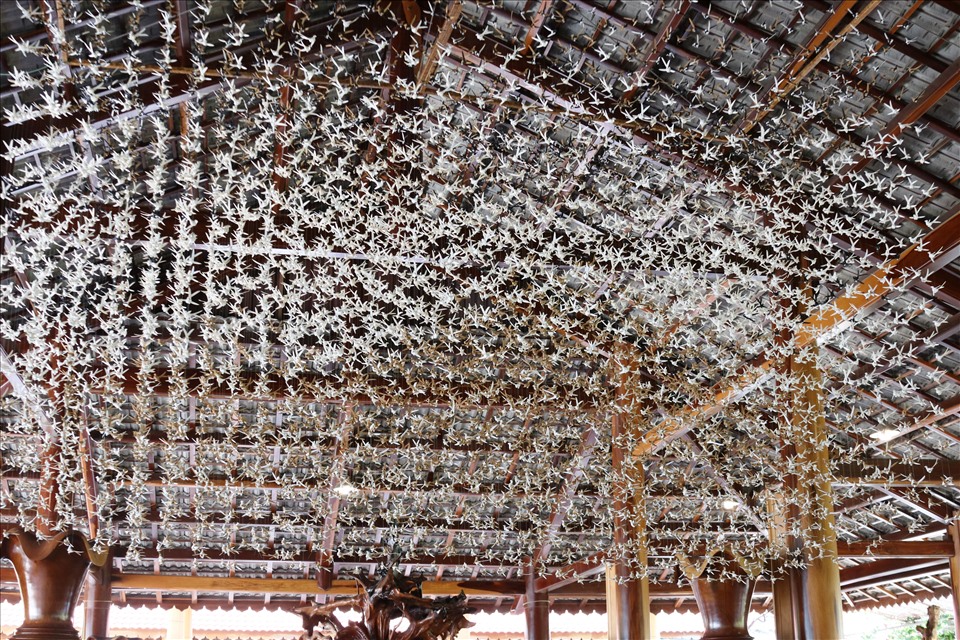 Mô hình đàn chim Yến đang bay lượn đan bằng sợi tổng hợp có số lượng nhiều nhất- Thuộc về bà Lê Thị Lệ Hạnh ( Khánh Hòa)