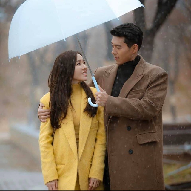 Son Ye Jin ngượng ngùng chia sẻ việc công khai yêu Hyun Bin. Ảnh cắt phim.