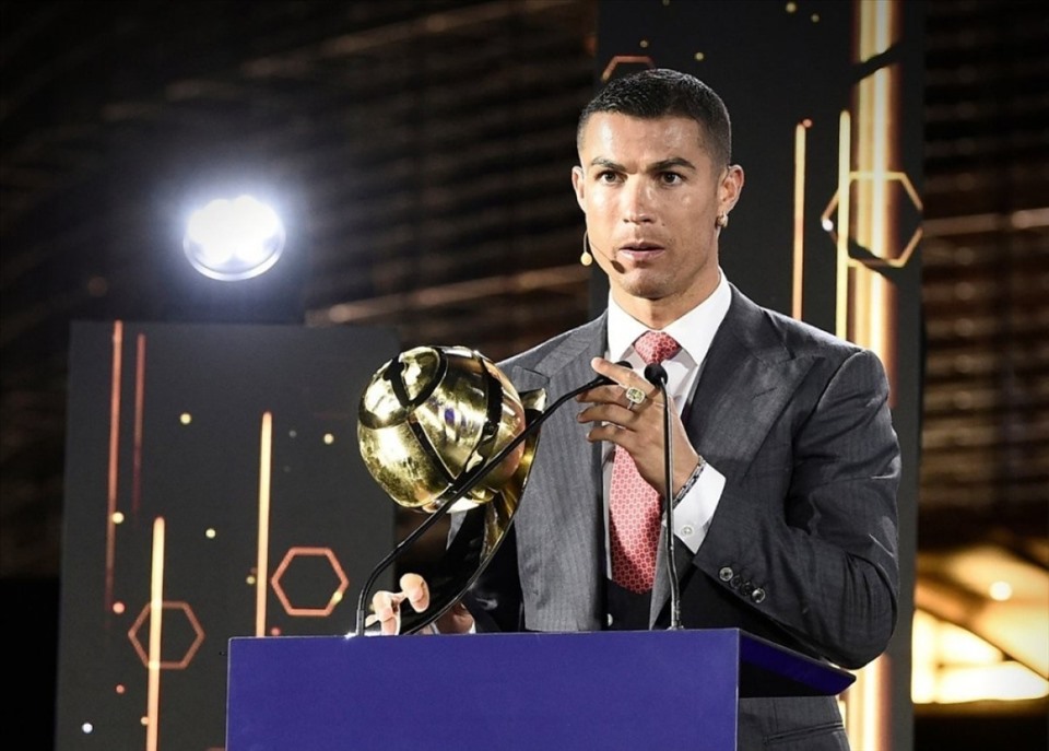 Cristiano Ronaldo nhận giải Cầu thủ xuất sắc nhất thế kỷ 21 trong Lễ trao giải của Global Soccer. Ảnh: AFP