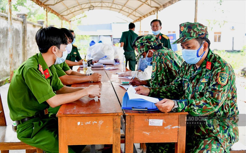 Tại khu cách ly tập trung, cán bộ chiến sĩ cũng đang căng mình làm nhiệm vụ. Mặc dù là dịp nghỉ lễ theo quy định nhưng 100% cán bộ, chiến sĩ tại các chốt đều tình nguyện ở lại thực hiện nhiệm vụ trên các chốt. Với các anh đảm bảo cho người dân vùng biên đón năm mới an toàn, vui tươi chính là nhiệm vụ quan trọng nhất những ngày đầu năm.