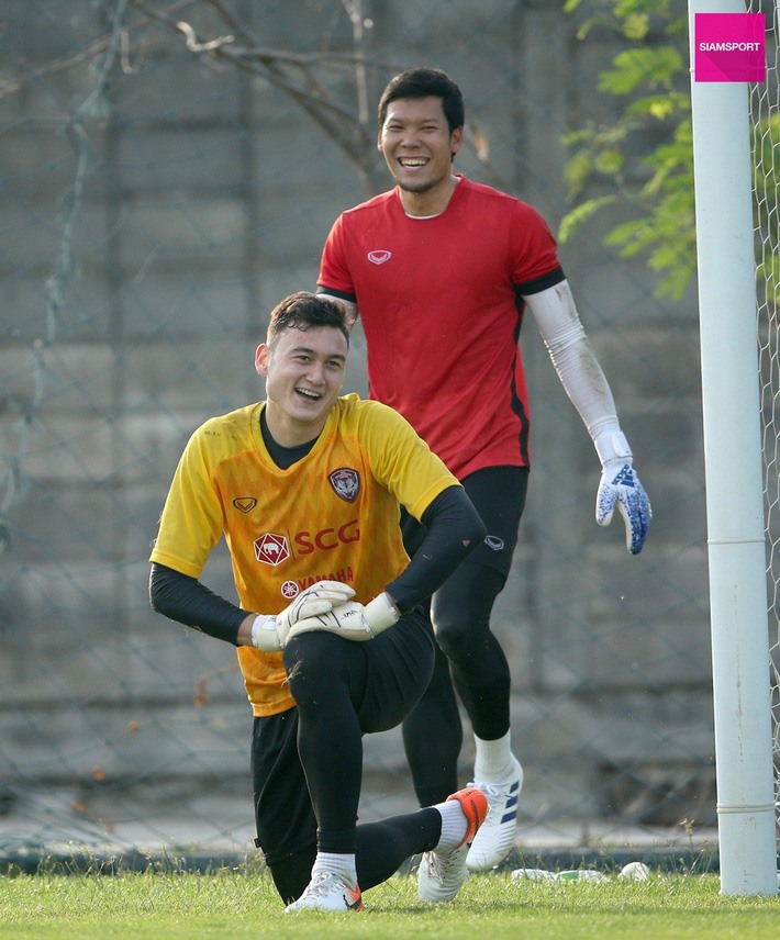 Kawin (đứng sau) từng có thời gian tập luyện cùng Đặng Văn Lâm ở Muangthong United. Ảnh: Siam Sport.
