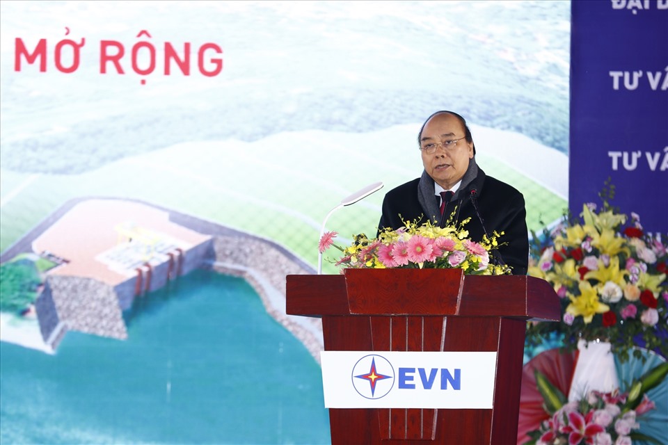 Thủ tướng Chính phủ dự lễ Khởi công Nhà máy Thuỷ điện Hoà Bình mở rộng.