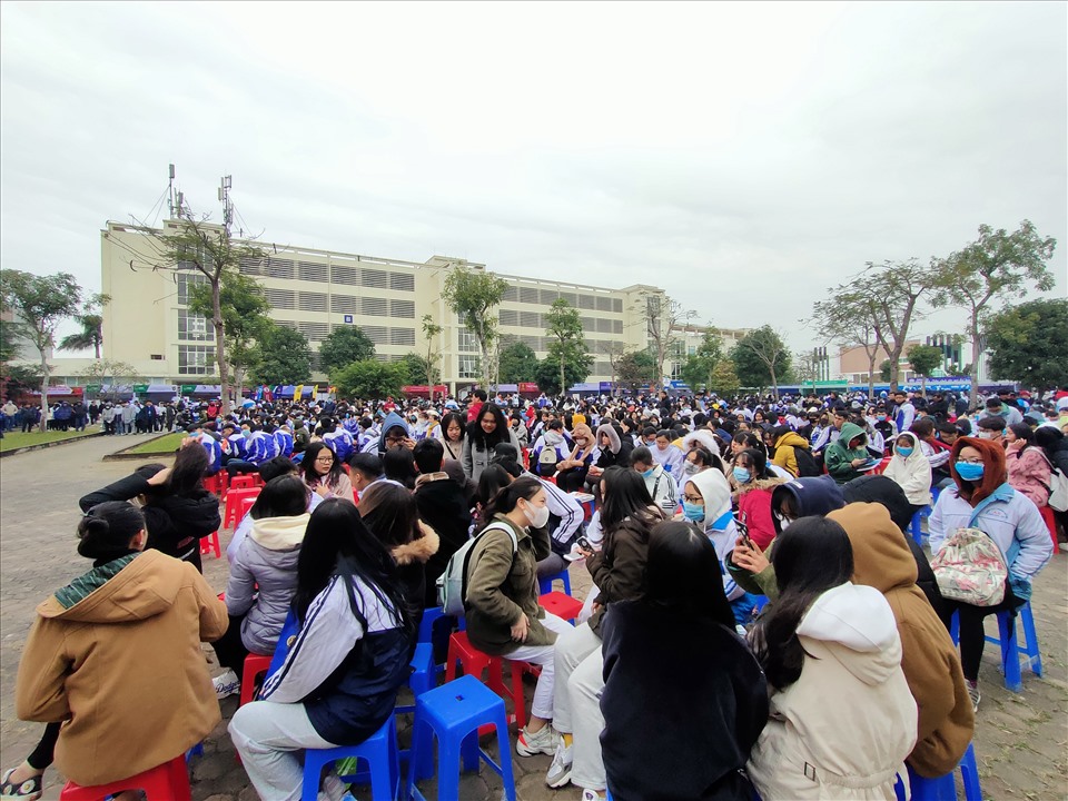 Hàng nghìn học sinh ở Thanh Hóa tham gia ngày hội tư vấn tuyển sinh - hướng nghiệp 2021. Ảnh: Quách Du