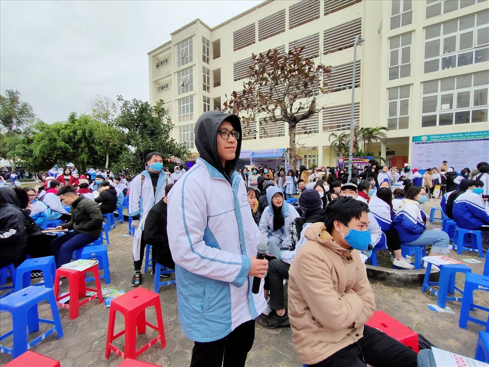 Em Nguyễn Quốc Anh (học sinh trường THPT chuyên Lam Sơn, Thanh Hóa) hỏi về việc tuyển sinh vào Học viện An ninh nhân dân. Ảnh: Quách Du