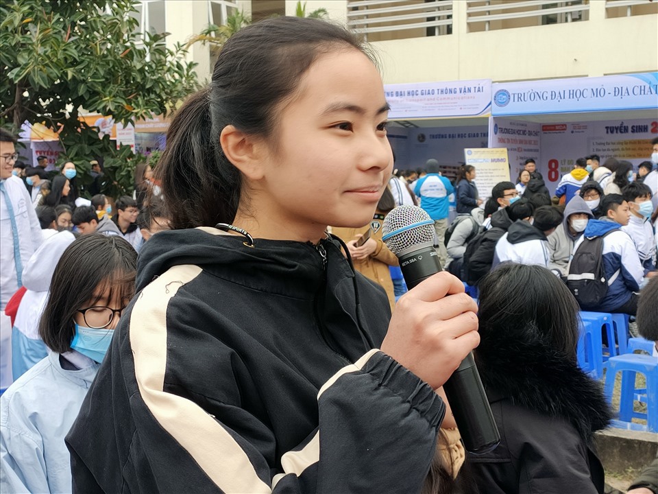 Em Hà Thị Hà (Trường Dân tộc nội trú tỉnh Thanh Hóa) hỏi về việc tuyển sinh vào Học viện Hậu cần. Ảnh: Quách Du