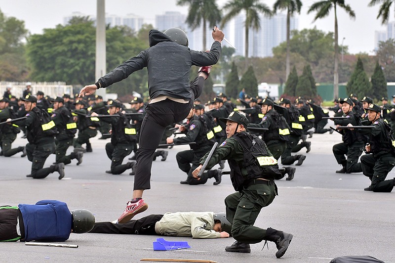 Các chiến sĩ biểu diễn võ thuật chống bạo động.