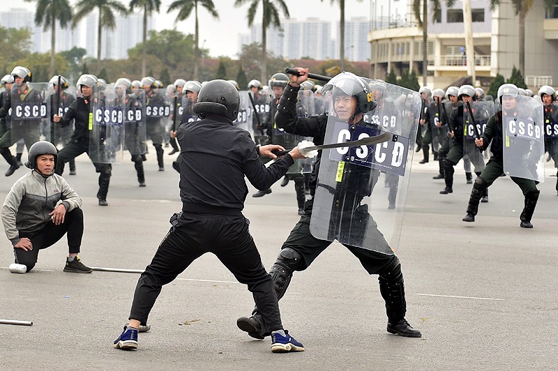 Các chiến sĩ biểu diễn võ thuật chống bạo động.