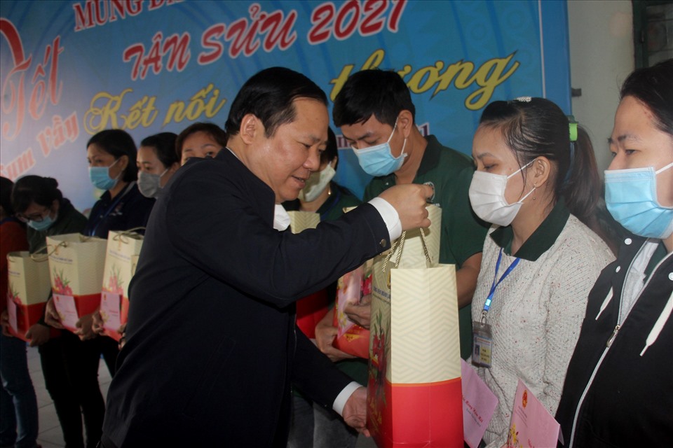 Chủ tịch UBND tỉnh Bình Định Nguyễn Phi Long trao quà cho công nhân. Ảnh: N.T