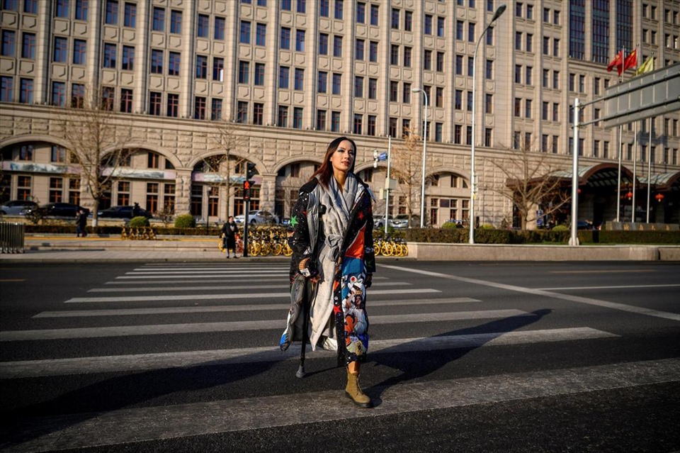 Gui Yuna tự tin đi bộ đến khách sạn để tranh tài tại cuộc thi của Liên đoàn Cử tạ Quốc tế (IWF) Bắc Kinh 2020 ở Bắc Kinh. Ảnh AFP