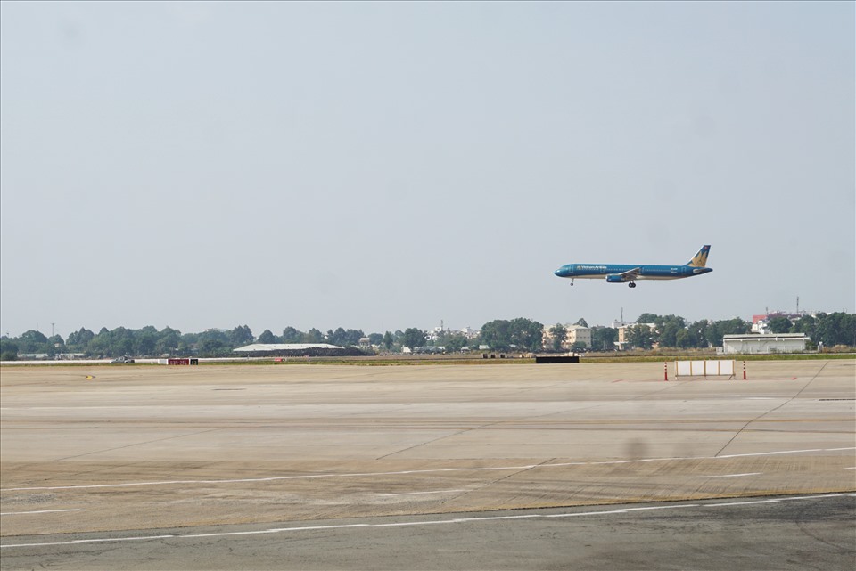 Chiếc máy bay đầu tiên hạ cánh xuống đường băng 07R/25L sân bay Tân Sơn Nhất.  Ảnh: Minh Quân