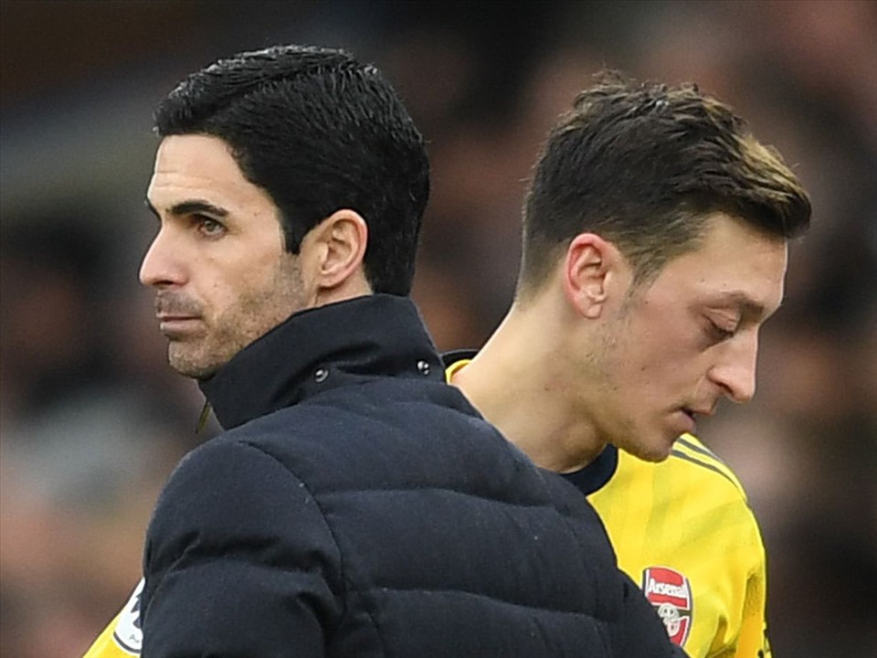 Ozil đã nói rõ quan điểm của mình, trong khi Arsenal và huấn luyện viên Mikel Arteta vẫn chỉ lấp lửng trong cách giải quyết. Ảnh: AFP