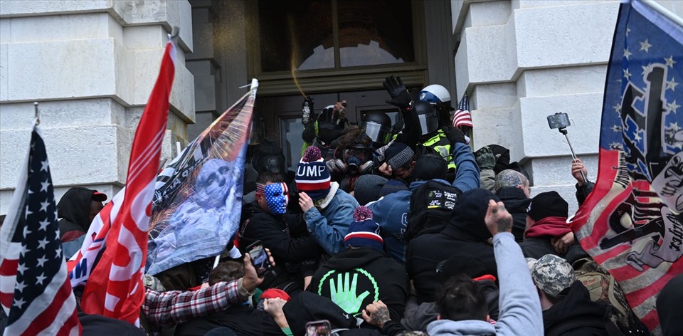 Người biểu tình đụng độ với cảnh sát ở Điện Capitol hôm 6.1. Ảnh: AFP