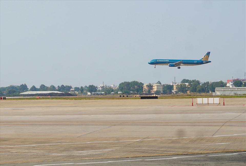 Vào lúc 15h15, chuyến bay VN1828 của hãng hàng không Vietnam Airlines từ Phú Quốc về TP.HCM là chuyến bay đầu tiên đáp xuống đường băng mới hoàn thành tại sân bay Tân Sơn Nhất.