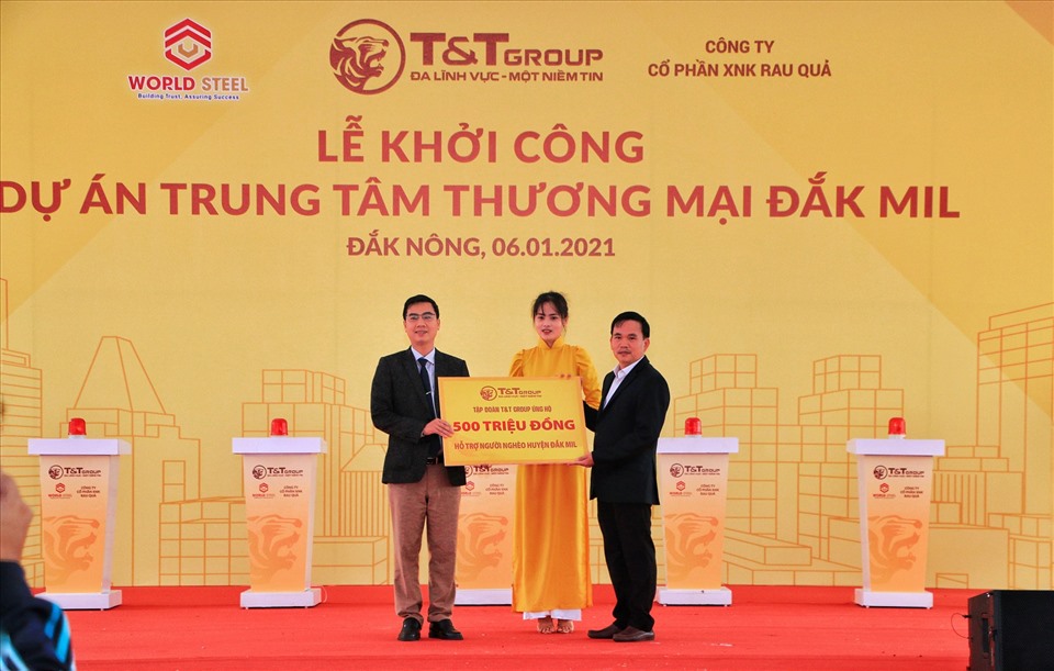 Đại diện Tập đoàn T&T Group trao ủng hộ Ủy ban MTTQ Việt Nam huyện Đắk Mil 500 triệu đồng để chăm lo đời sống cho người nghèo trên địa bàn. Nguồn: T&T Group