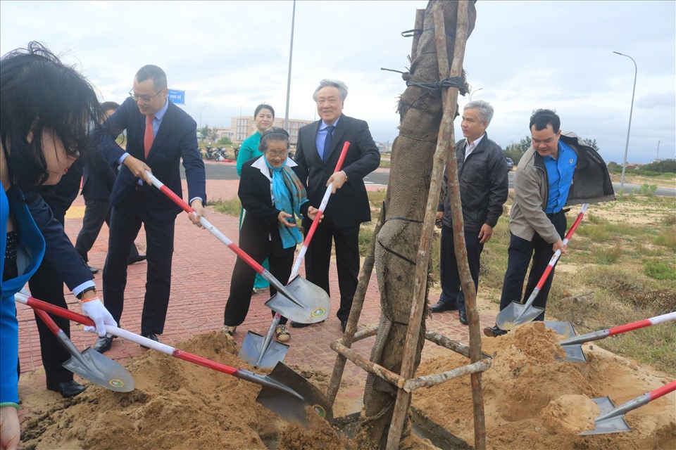 h (ngoài cùng) tham gia trồng câu lưu niệm trên đường Nguyễn Kim Vang, Tuy Hòa.